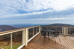 Outdoor dining - Overlook 48 with Wintergreen Advantage (Wintergreen)