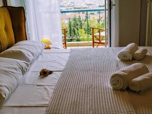 2 slaapkamers, een bureau, een strijkplank/strijkijzer, reisbedje