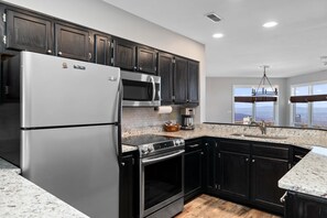 Réfrigérateur, micro-ondes, cafetière/bouilloire