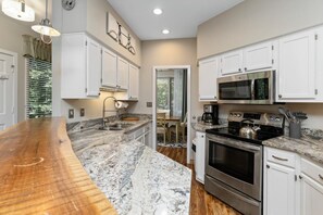 Fridge, microwave, coffee/tea maker, cookware/dishes/utensils - Trillium Place 01 with Wintergreen Advantage (Wintergreen)