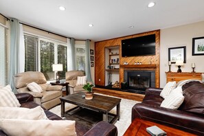 TV, fireplace - Trillium Place 01 with Wintergreen Advantage (Wintergreen)