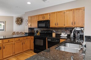 Kühlschrank, Mikrowelle, Wasserkocher mit Kaffee-/Teezubehör