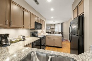 Fridge, microwave, coffee/tea maker, cookware/dishes/utensils - Shenandoah Ridge 13 with Wintergreen Advantage (Wintergreen)