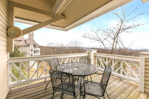 Outdoor dining - Shenandoah Ridge 13 with Wintergreen Advantage (Wintergreen)