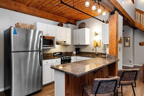 Kühlschrank, Mikrowelle, Wasserkocher mit Kaffee-/Teezubehör