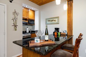 冷蔵庫、電子レンジ、コーヒー / ティーメーカー、調理器具と食器