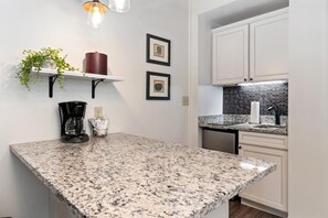 Refrigerador, microondas, cafetera/tetera, utensilios de cocina