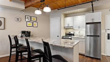 Refrigerador, microondas, cafetera y tetera y utensilios de cocina