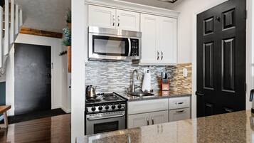 冰箱、微波炉、茶具/咖啡用具、厨具/餐具