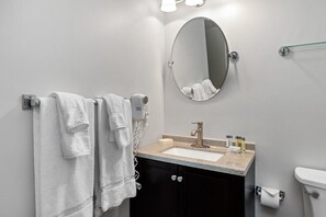 Secador de cabelo, toalhas de banho