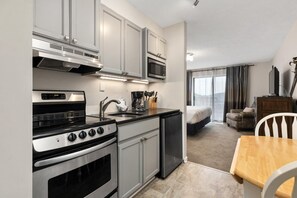 Fridge, microwave, coffee/tea maker, cookware/dishes/utensils - Timbers Studio 05 with Wintergreen Advantage (Wintergreen)