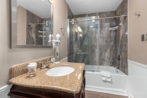 Hair dryer, towels - Timbers Studio 07 with Wintergreen Advantage (Wintergreen)