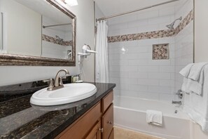 Hair dryer, towels - Timbers Studio 08 with Wintergreen Advantage (Wintergreen)