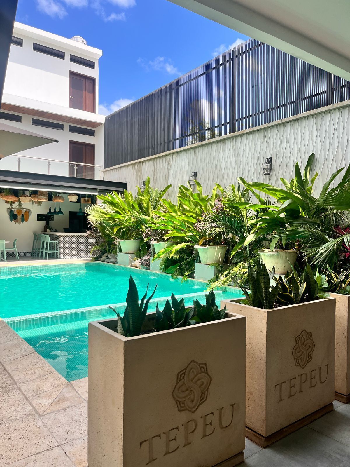 Una piscina al aire libre