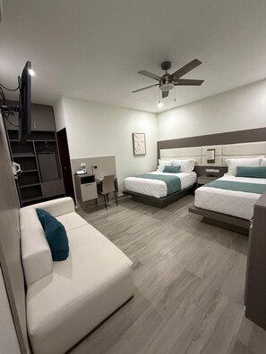 Habitación familiar | Edredones de plumas, wifi gratis, ropa de cama