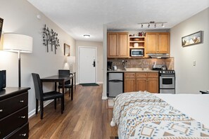 1 habitación, acceso a internet y ropa de cama