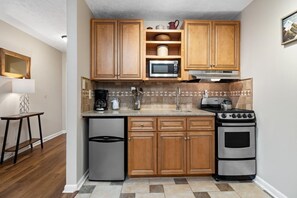 Refrigerador, microondas, cafetera/tetera, utensilios de cocina