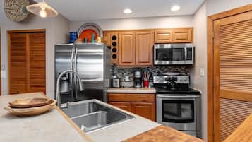 Refrigerador, microondas, cafetera/tetera, utensilios de cocina