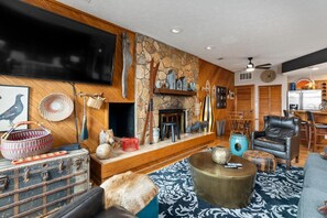TV, fireplace
