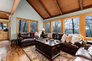 TV, fireplace - Bear Necessities with Wintergreen Advantage (Wintergreen)