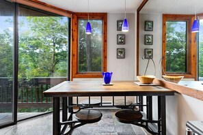 Dining - Black Dog Treehouse with Wintergreen Advantage (Wintergreen)