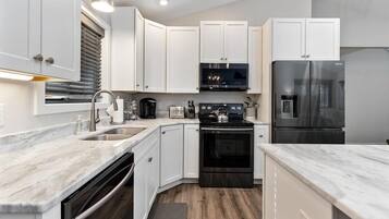 Réfrigérateur, micro-ondes, four, plaque de cuisson