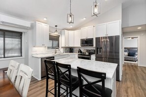 Refrigerador, microondas, horno, placa de cocina