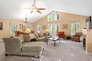 TV, fireplace - Blissful Retreat with Wintergreen Advantage (Wintergreen)