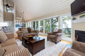 TV, fireplace, table football - Above The Clouds with Wintergreen Advantage (Wintergreen)