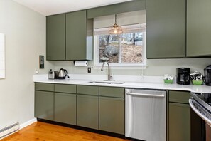 Fridge, microwave, oven, stovetop - Above The Clouds with Wintergreen Advantage (Wintergreen)