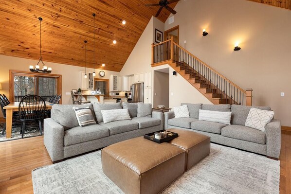 TV, fireplace - Chestnut Springs with Wintergreen Advantage (Wintergreen)