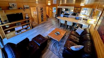 Een smart-tv en een open haard