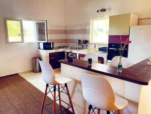 Kühlschrank, Mikrowelle, Ofen, Kochgeschirr/Geschirr/Besteck