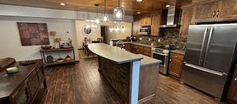 Luxury condo perfectly located in Cavanaugh Bay! Fully furnished!