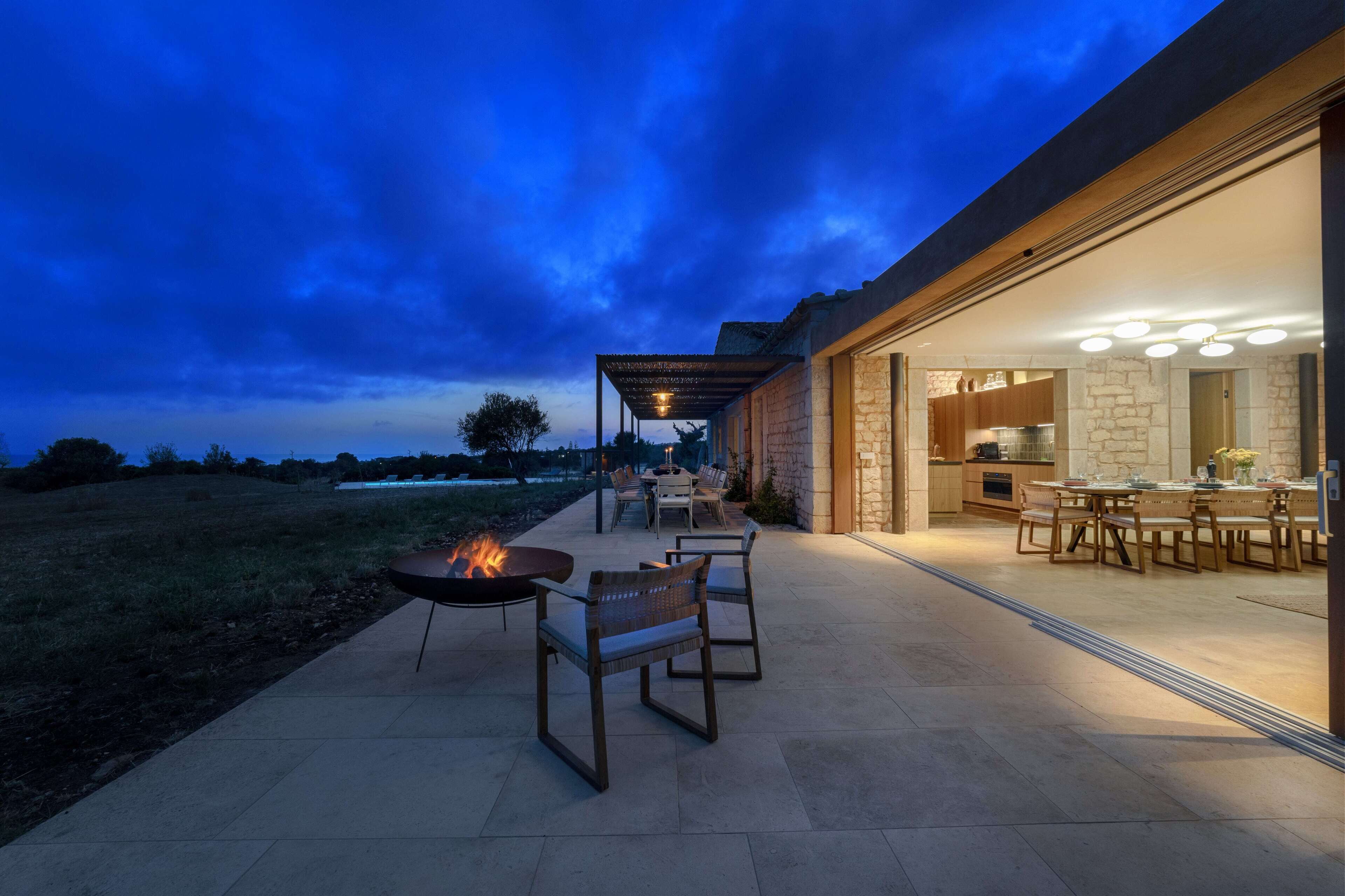 تناول الطعام بالخارج