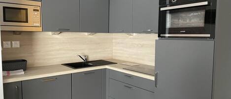 Réfrigérateur, micro-ondes, four, lave-vaisselle