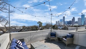 Property grounds - HTX Downtown Skyline Townhome: Stunning Deck View (Houston)