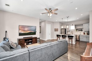 Living area - HTX Downtown Skyline Townhome: Stunning Deck View (Houston)