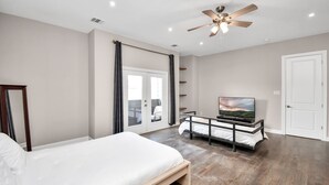 Room - HTX Downtown Skyline Townhome: Stunning Deck View (Houston)