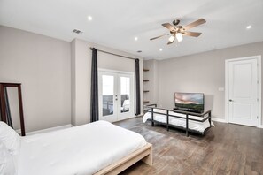 Room - HTX Downtown Skyline Townhome: Stunning Deck View (Houston)