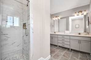 Haartrockner, Handtücher, Seife, Toilettenpapier