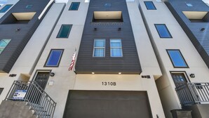 Exterior detail - HTX Downtown Skyline Townhome: Stunning Deck View (Houston)