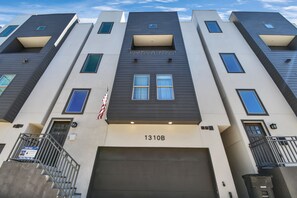 Exterior detail - HTX Downtown Skyline Townhome: Stunning Deck View (Houston)