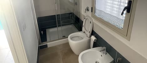 Dusche, Bidet, Handtücher, Seife