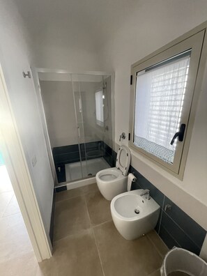 Douche, bidet, serviettes fournies, savon