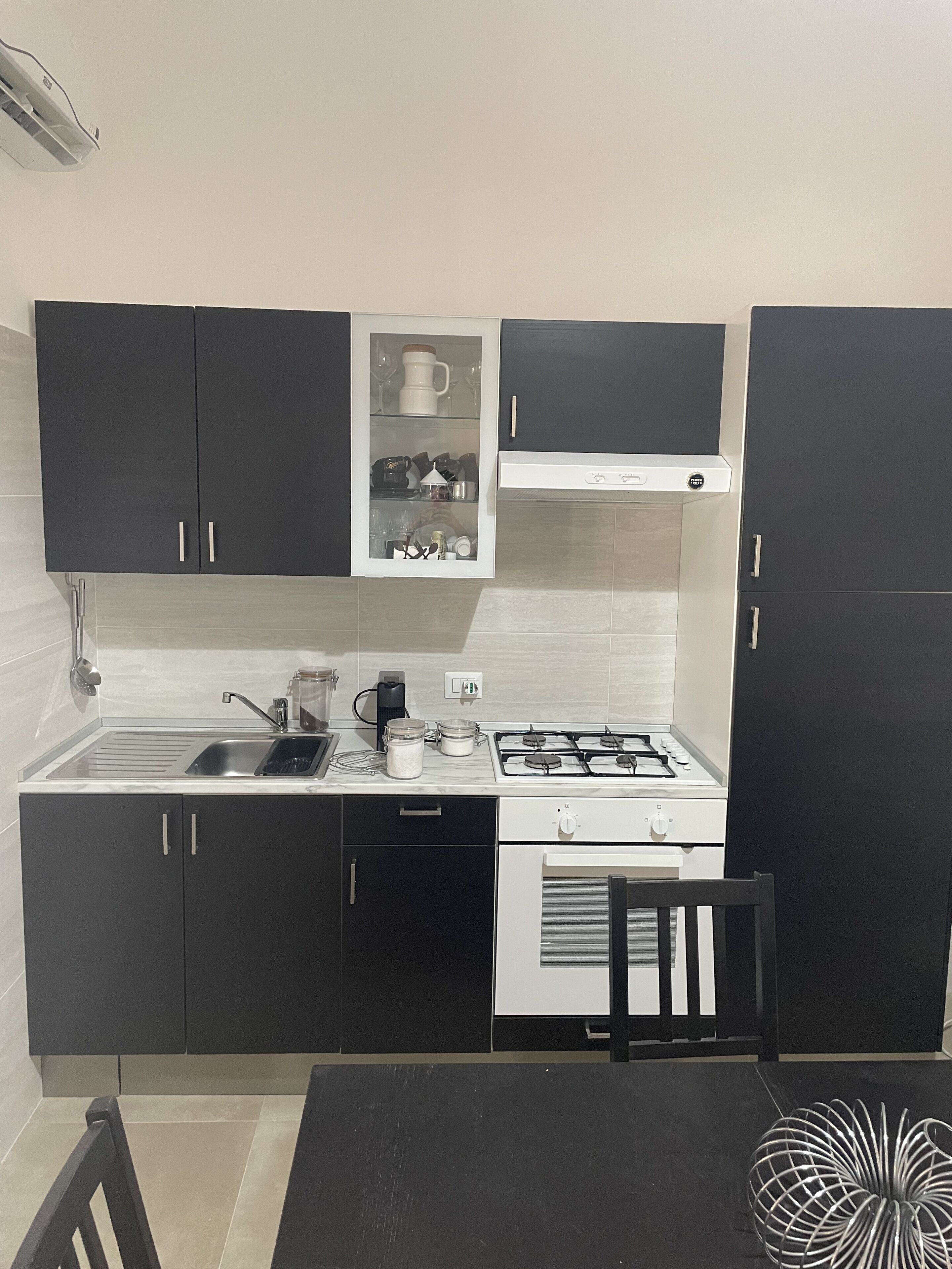 Réfrigérateur, four, plaque de cuisson, cafetière/bouilloire