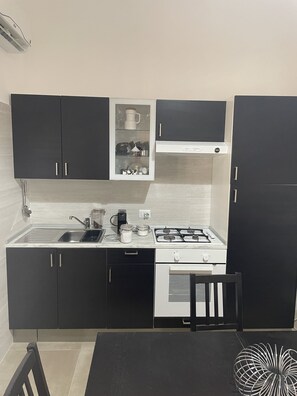 Kjøleskap, ovn, kokeplater og kaffetrakter/tekoker