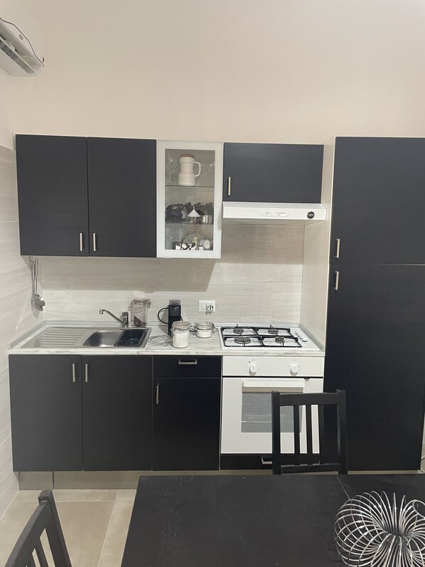 Jääkaappi, uuni, liesi, kahvin-/teenkeitin