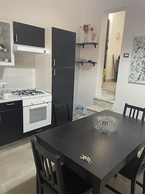 Fridge, oven, stovetop, coffee/tea maker