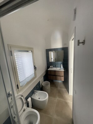 Dusj, bidé, håndklær og såpe